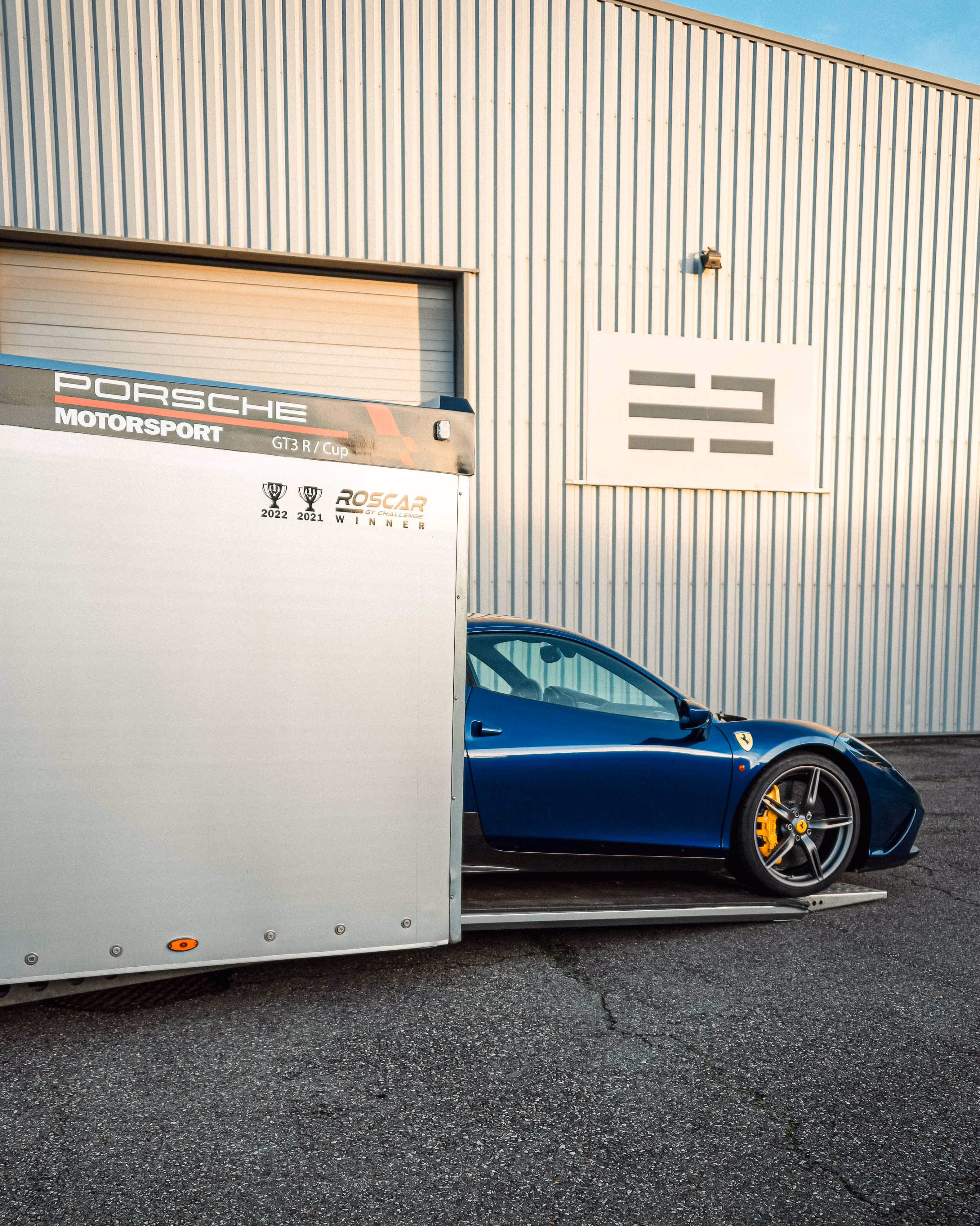 Transport au sein d'une remorque pour supercar ferrari
