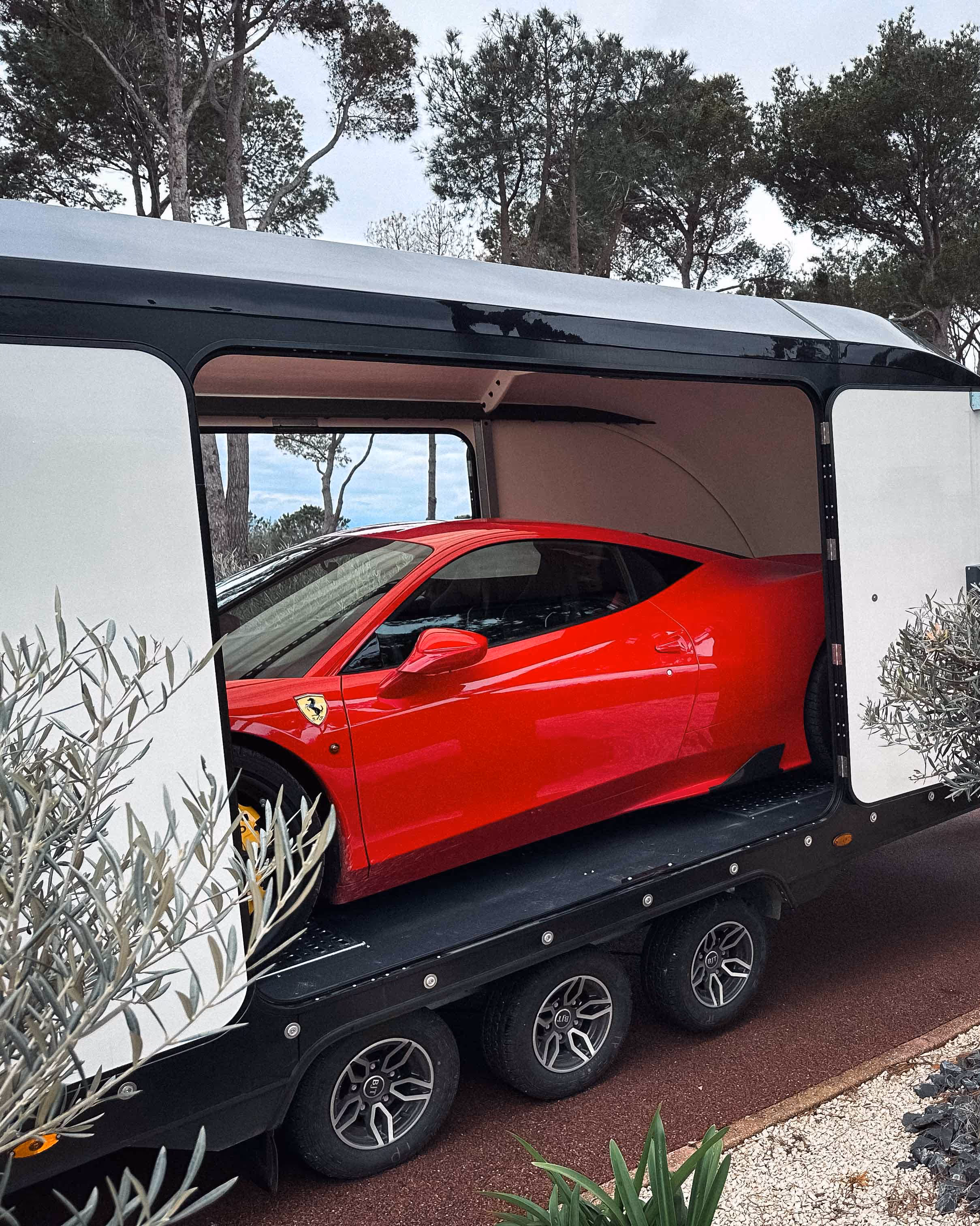 Transport au sein d'une remorque pour supercar
