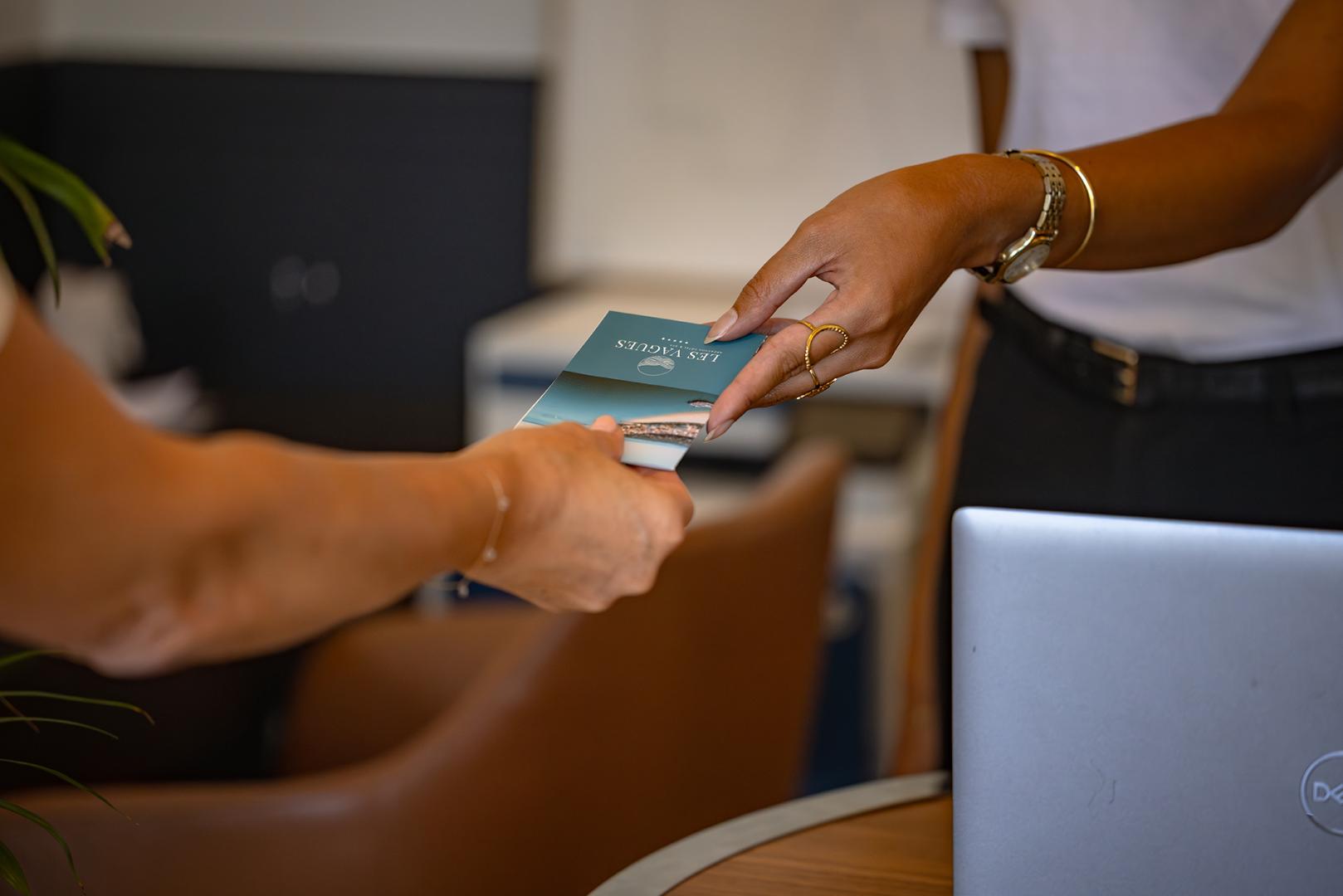 Remise clé – Carte Les Vagues à la réception