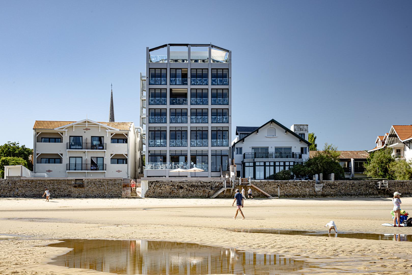 Façade hôtel Les Vagues – Vue depuis la plage