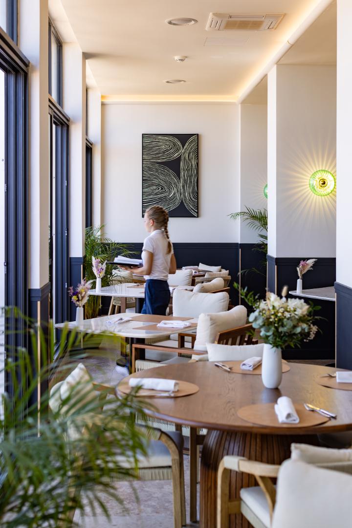 Service en salle – Serveuse avec plateau