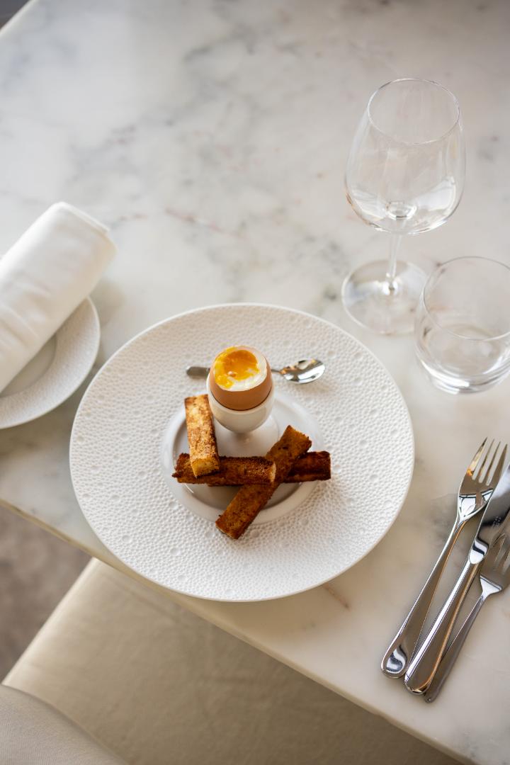 Œuf à la coque et mouillettes – Vue du haut