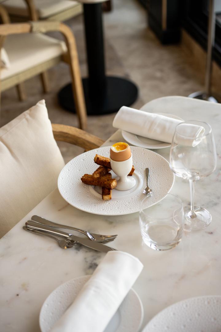 Œuf à la coque – Service à table en salle