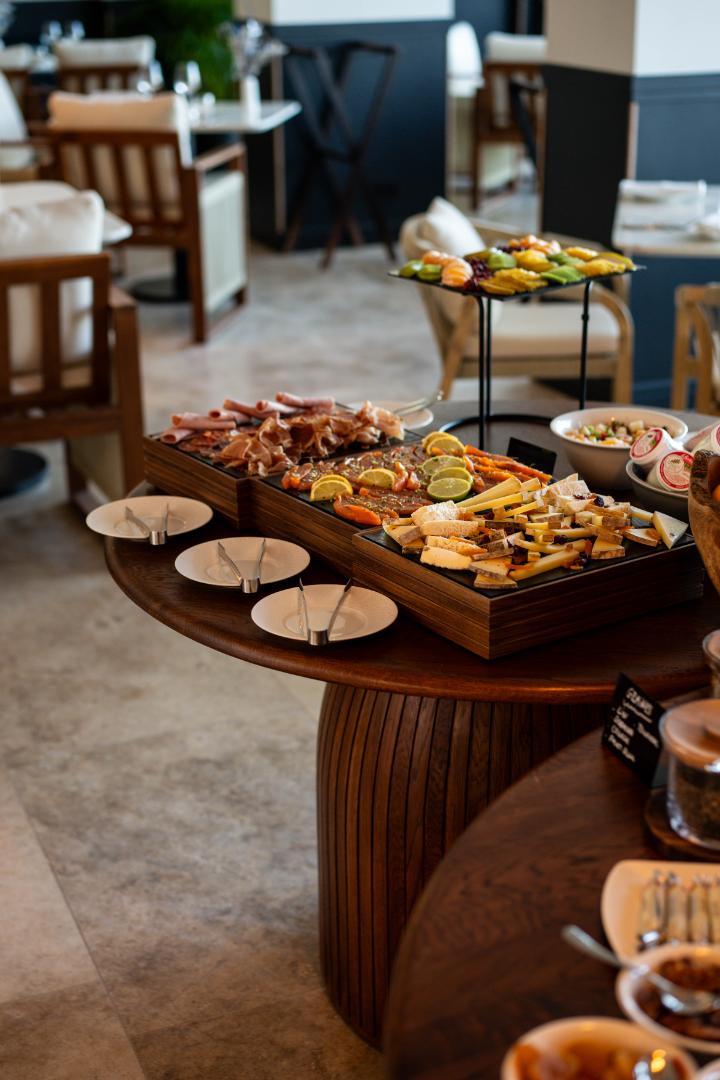 Buffet petit-déjeuner – Vue d'ensemble salle