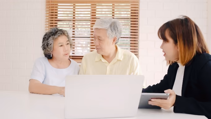agent-doing-tenant-screening-showing-how-to-find-good-tenants