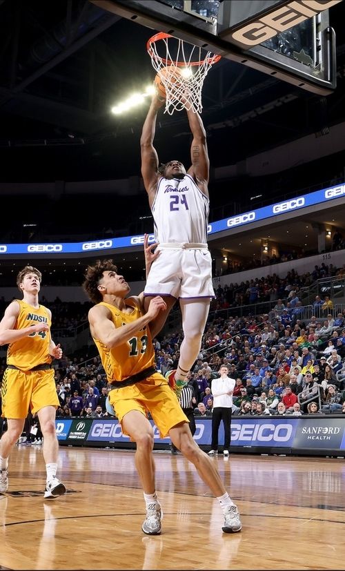 A basketball player finding his flow state through mental performance techniques he learned with Pure Sports Mindset.
