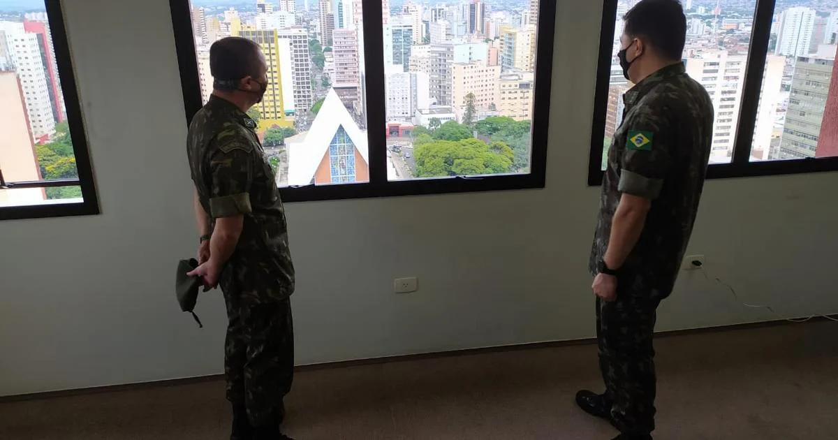 Políticos e entidades de Londrina neste momento com o comando do Exército. Tema: Escola de Sargentos de Armas