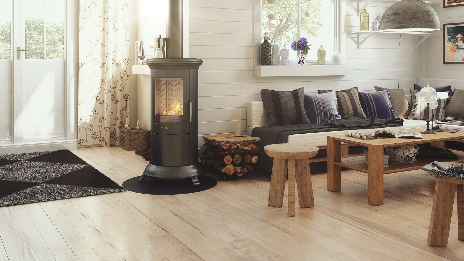 Gemütliches Wohnzimmer mit schwarzem Holzofen, Holzbalken, Sofa mit Kissen und rustikalem Holztisch mit Hockern