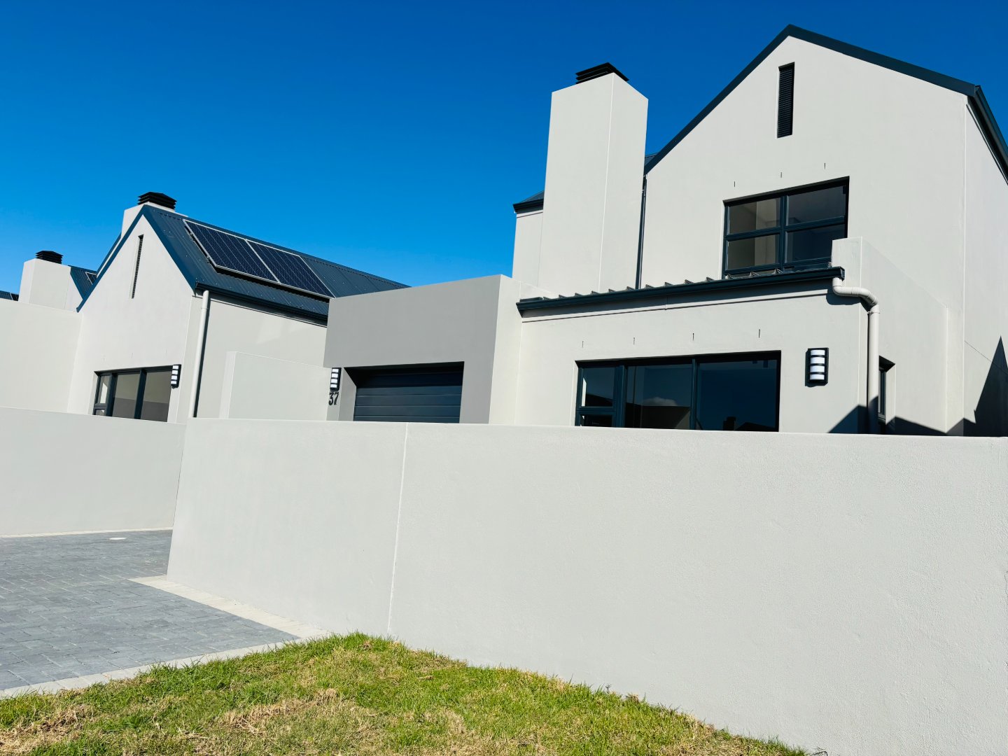 Modern 3-Bedroom Duplex in Aan De Wijnlanden – Prime Investment Meets Stylish Living!!