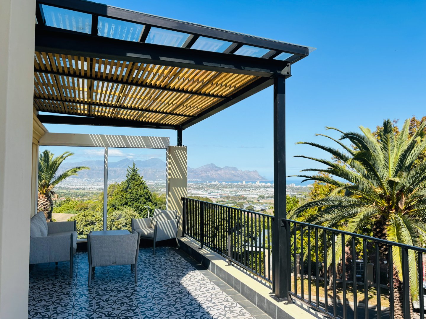 Furnished 2-Bedroom Luxury Apartment for Rent in Heldervue, Somerset West 