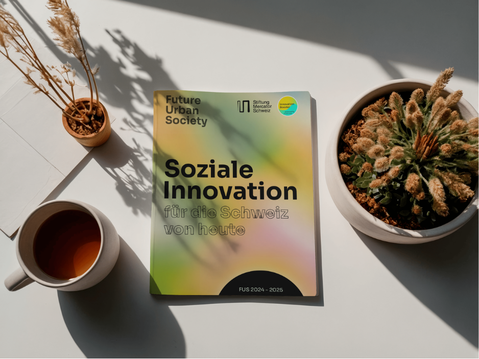 Das Magazin Soziale Innovation für die Schweiz von heute ist hübsch auf einem Tisch arrangiert