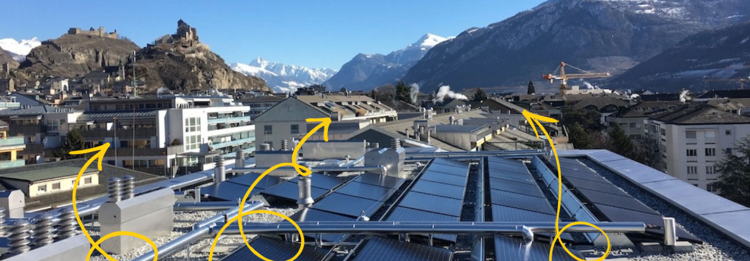 Solaranlage auf einem Gebäude. Im Hintergrund sieht man die Berge.