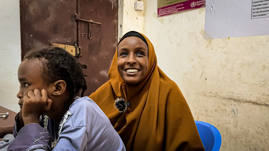 Eine Mutter und ihre Tochter während der Behandlung in einer Gesundheitseinrichtung in Zentralsomalia.