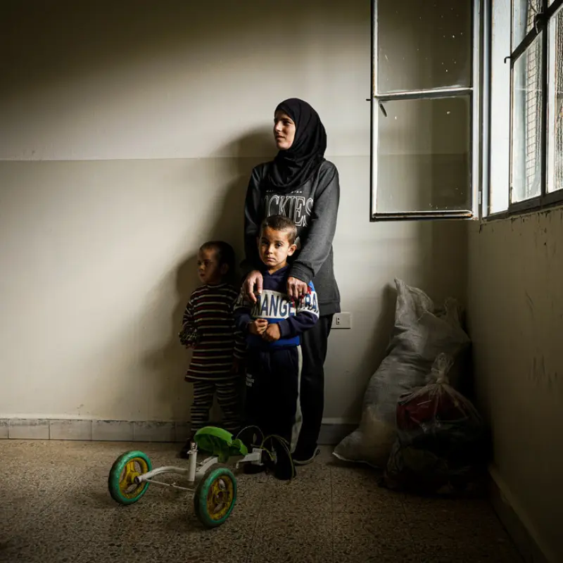 Zeina, 28 years old, a Lebanese internally displaced community member, with her two boys Youssef (left), 4 years old, and Salah, 6 years old. 