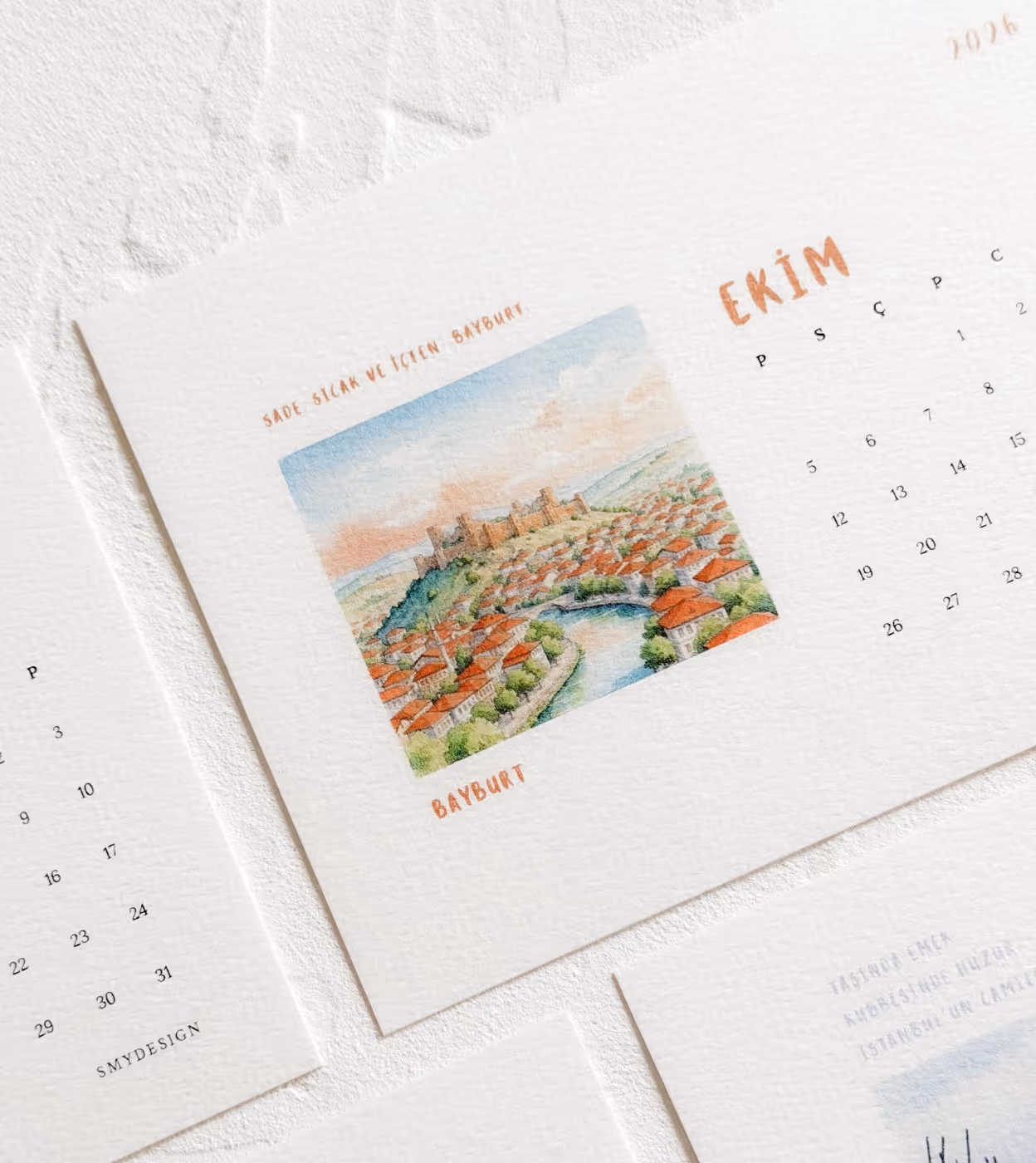 Kalenderblatt für Oktober mit einer Aquarellzeichnung von Bayburt, einer Stadt mit roten Dächern und einer Burg auf einem Hügel.