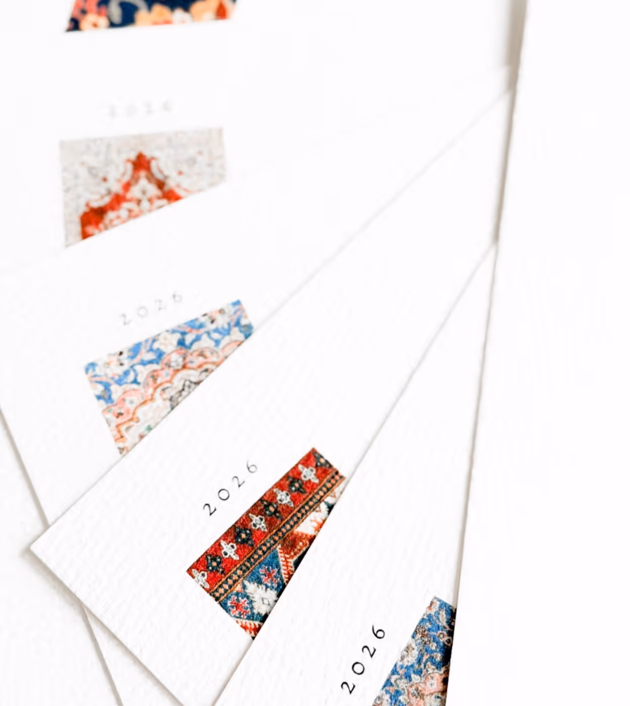 Verschiedene 2026 Kalenderblätter mit bunten, orientalisch inspirierten Mustern.