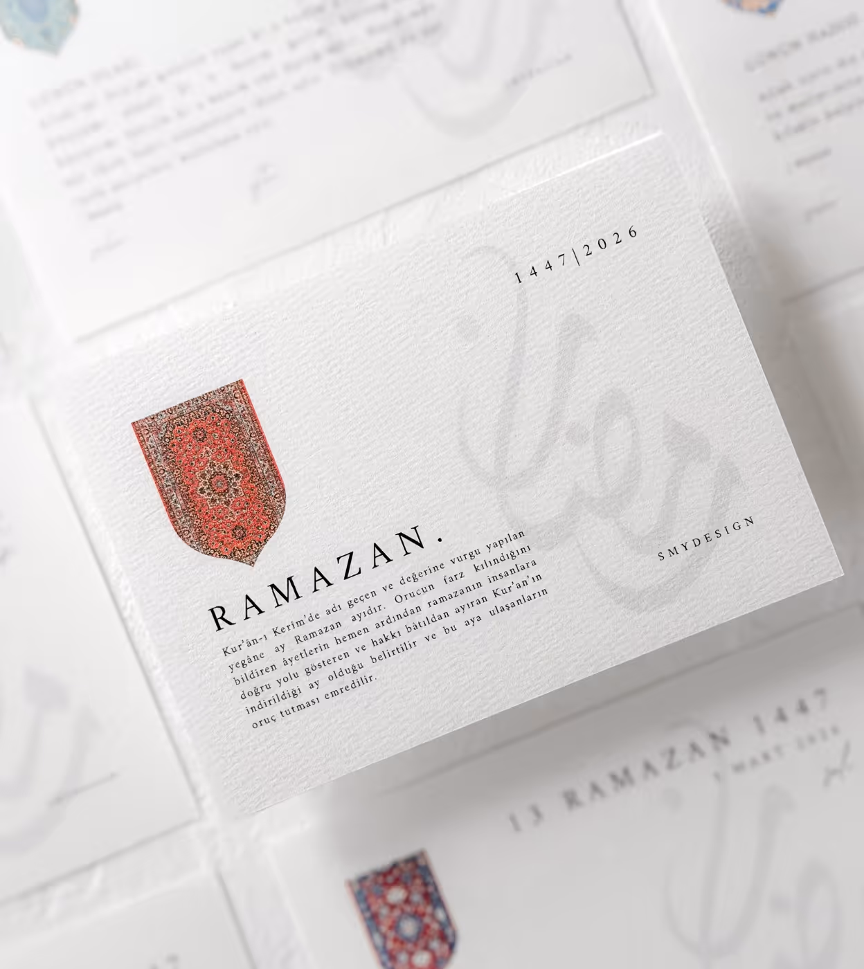 Elegante Karte mit rotem orientalischem Teppichmuster und Text über die Bedeutung des Monats Ramadan im Islam.