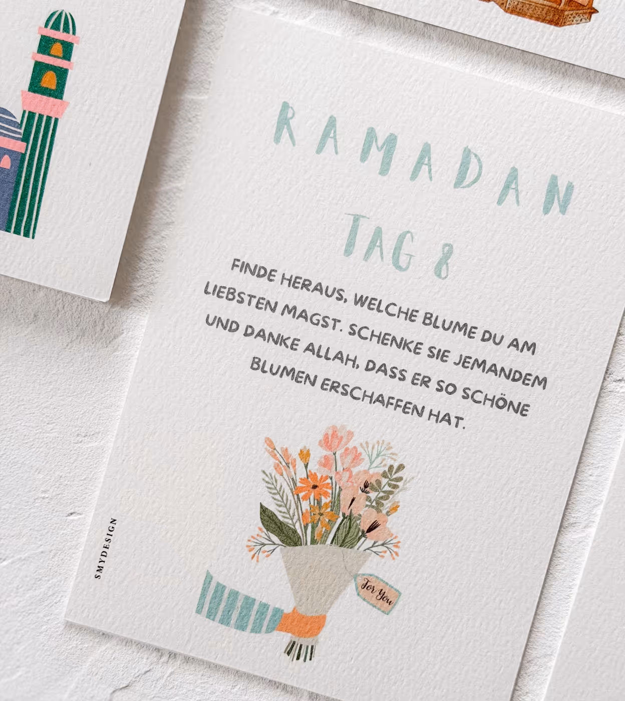 Karte mit der Aufschrift Ramadan Tag 8 und der Aufforderung, jemandem eine Lieblingsblume zu schenken, illustriert mit einem bunten Blumenstrauß.