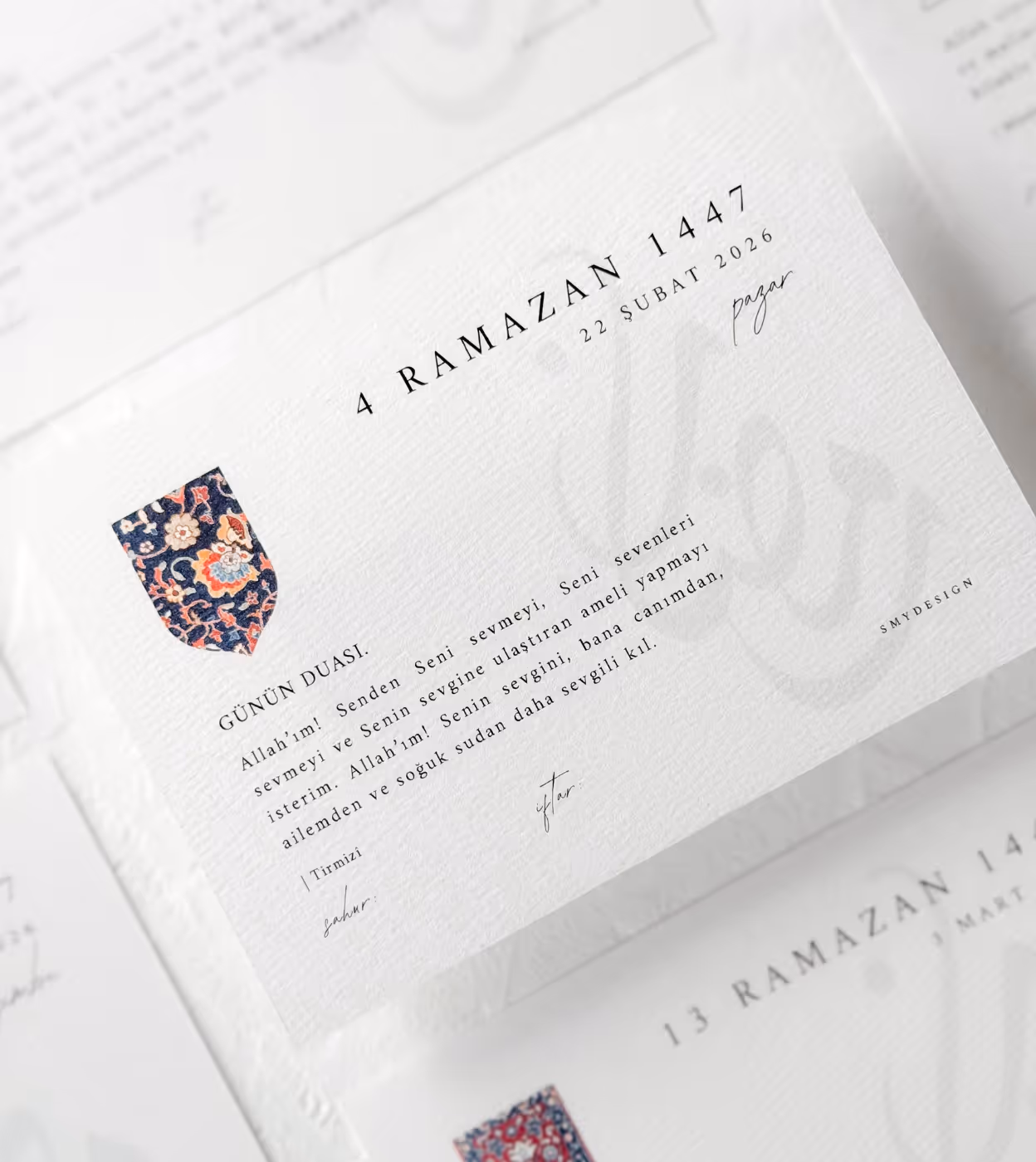 Eine Tageskarte mit einem Gebet für den 4. Ramadan 1447 (22. Februar 2026) und einem Teppichmotiv.