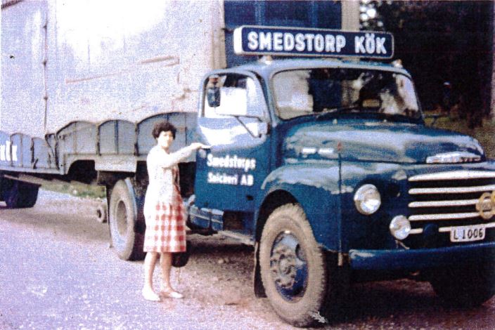 Bild på en gammal blå lastbil som levererade  Smedstorps kök
