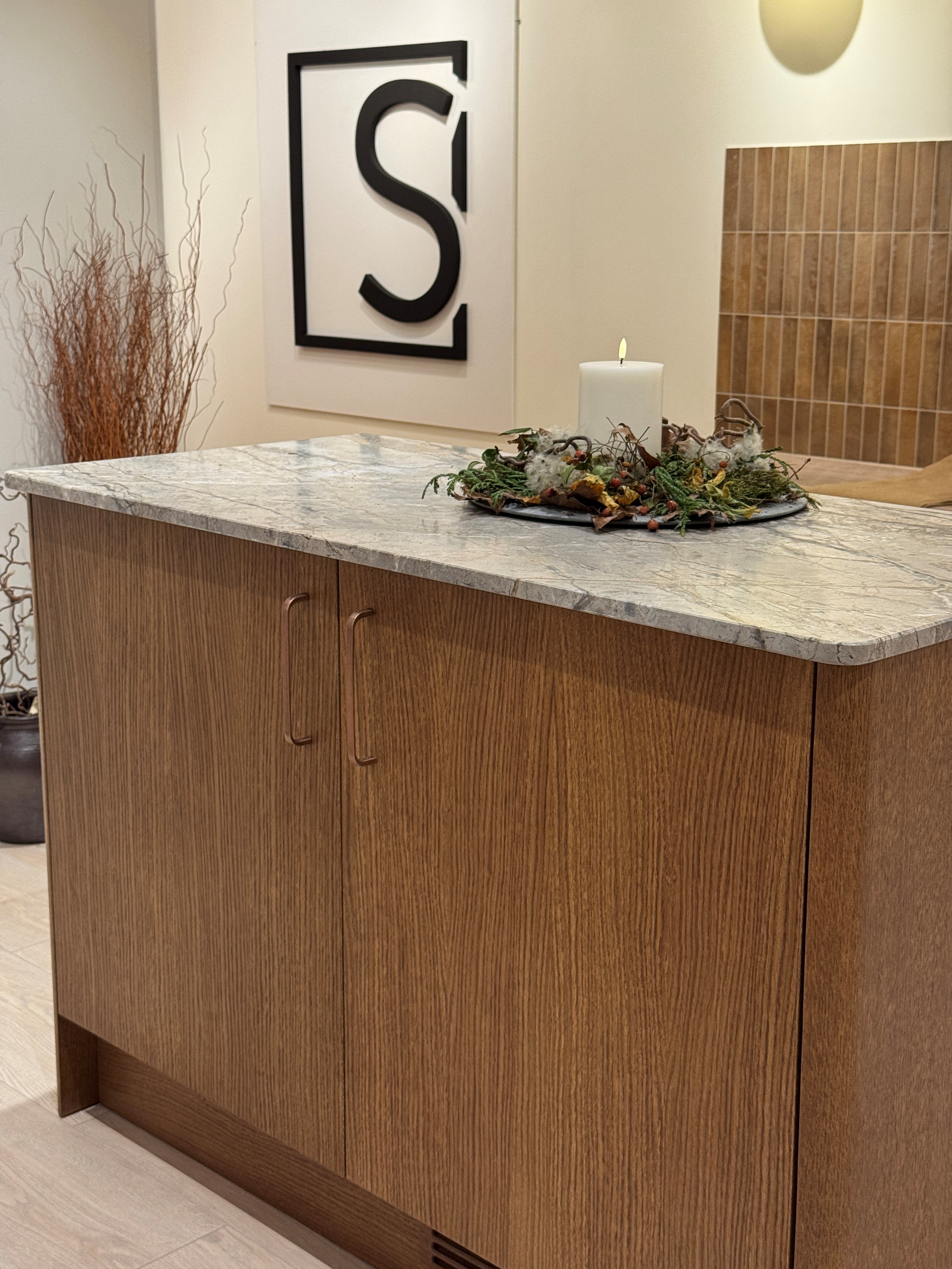 Ett fönster med med sommar grönska och utsikt över havet 