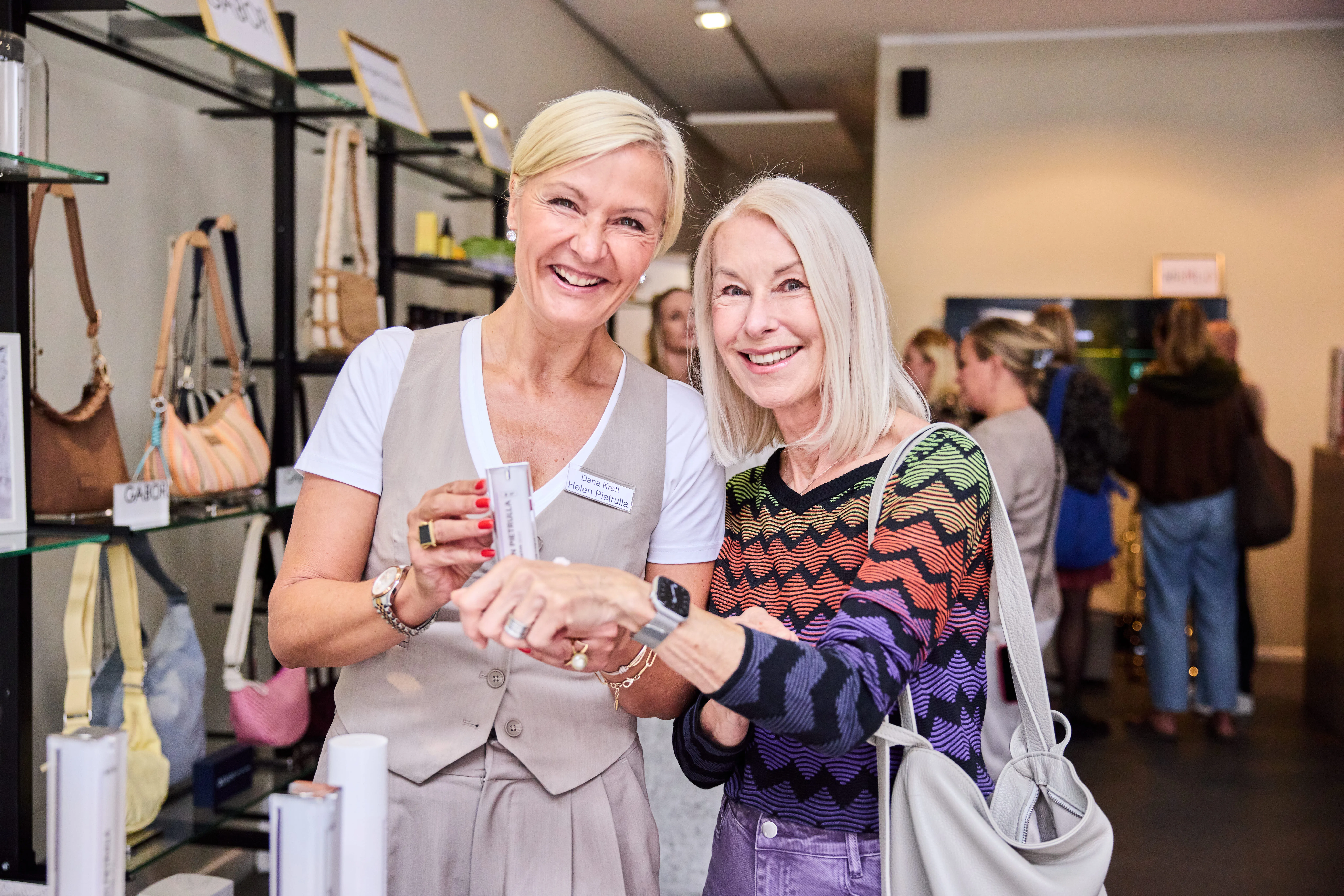 Zwei lachende Frauen bei einer Produktpräsentation im Showroom