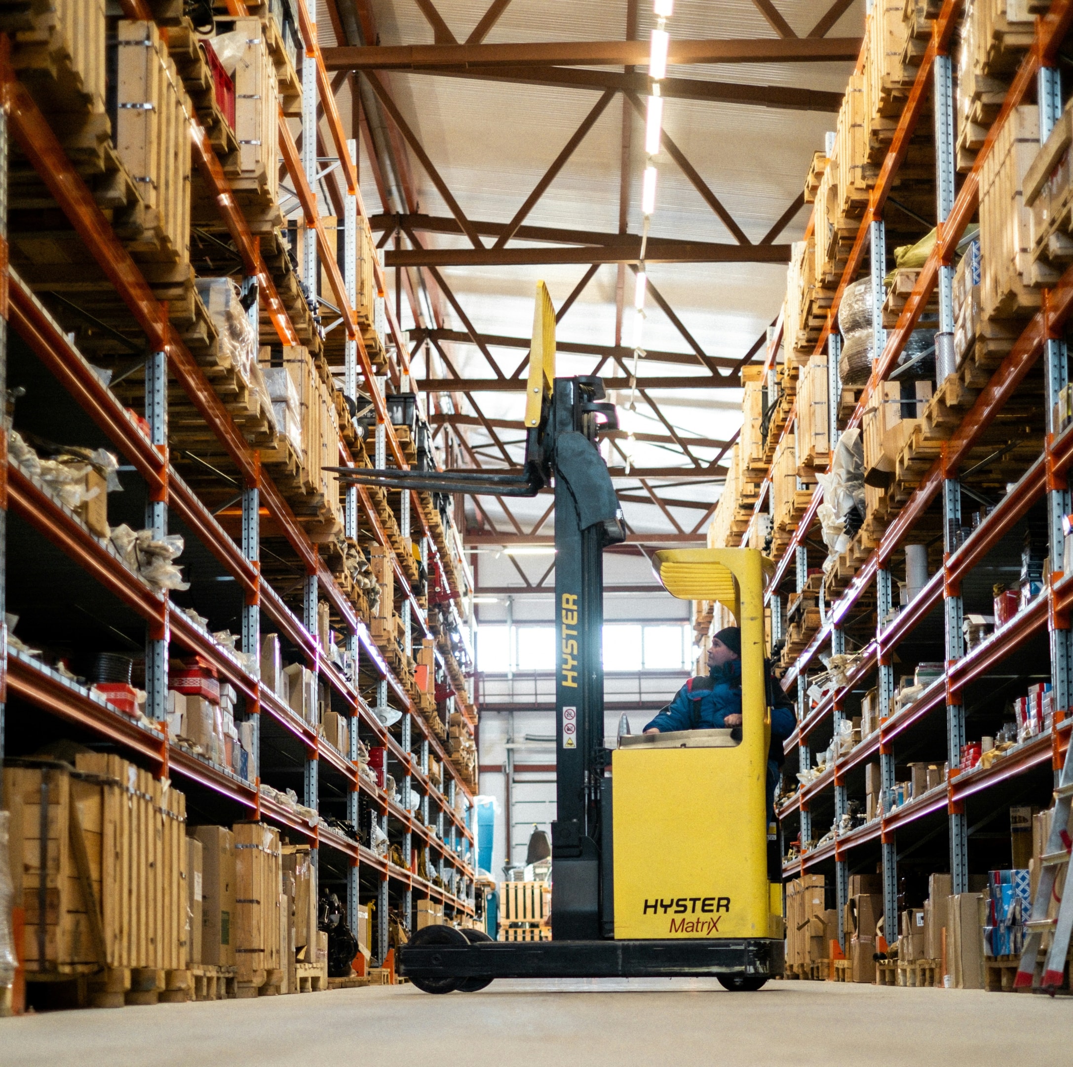 Warehouse scene showing how SaaS platforms and digitalization help companies meet Supply Chain Due Diligence Act (LkSG) and CSDDD compliance.