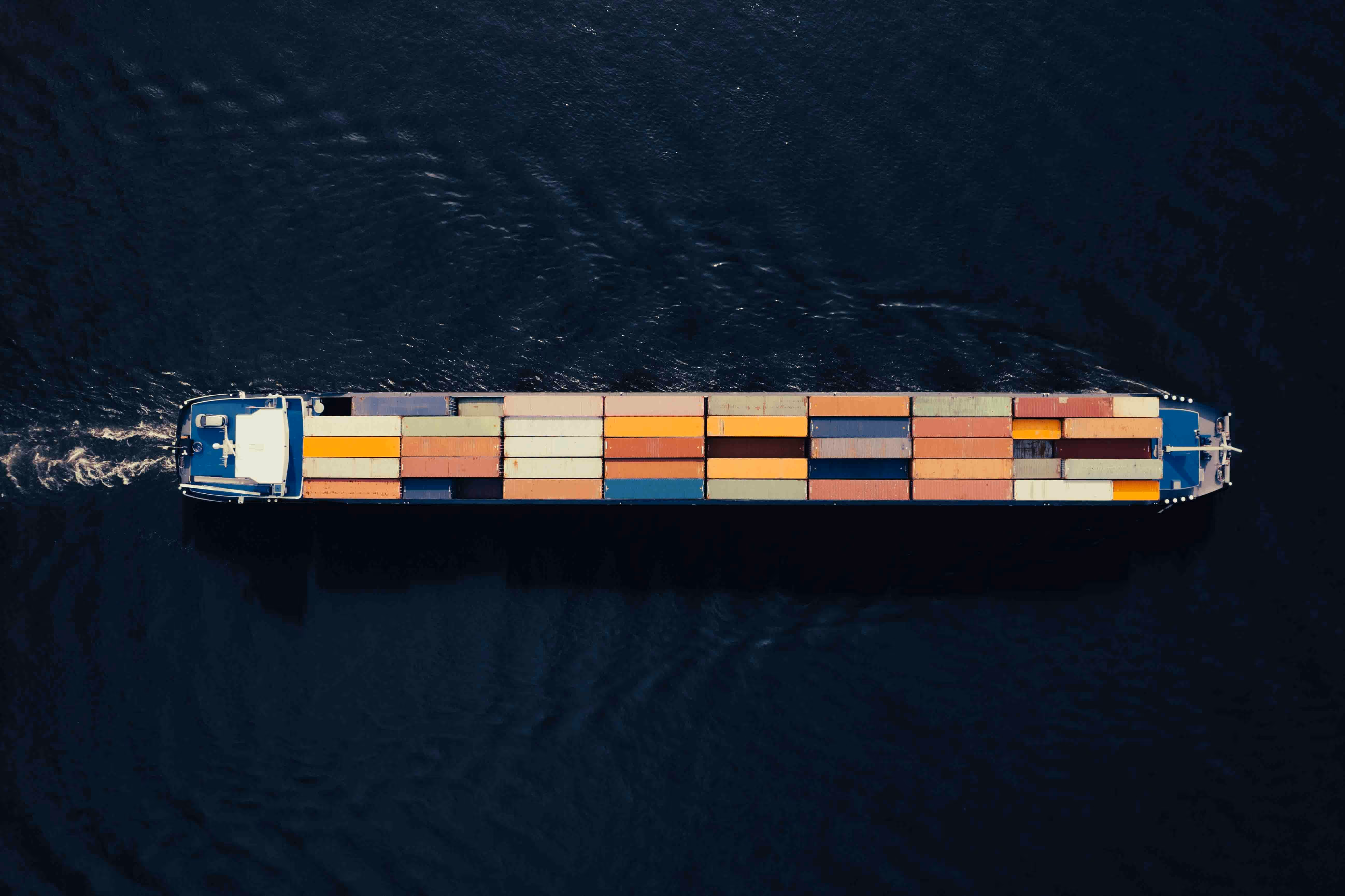 Luftaufnahme eines Frachtschiffs, das die Effizienz der Lieferkette, das digitale Risikomanagement und die ESG-Leistung darstellt