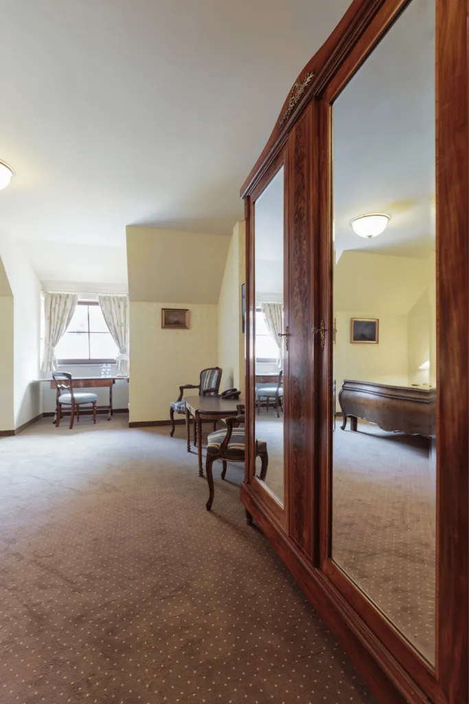 sliding glass closet door in bedroo