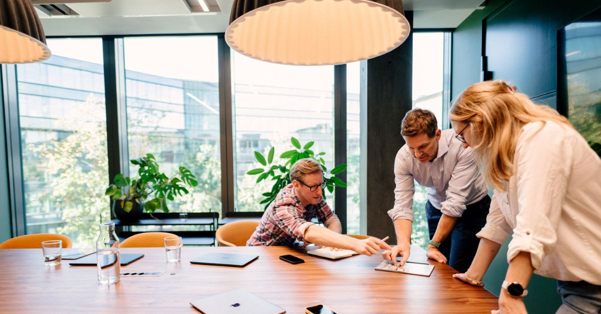 Team bei der strategischen Planung von Founder-Led Content