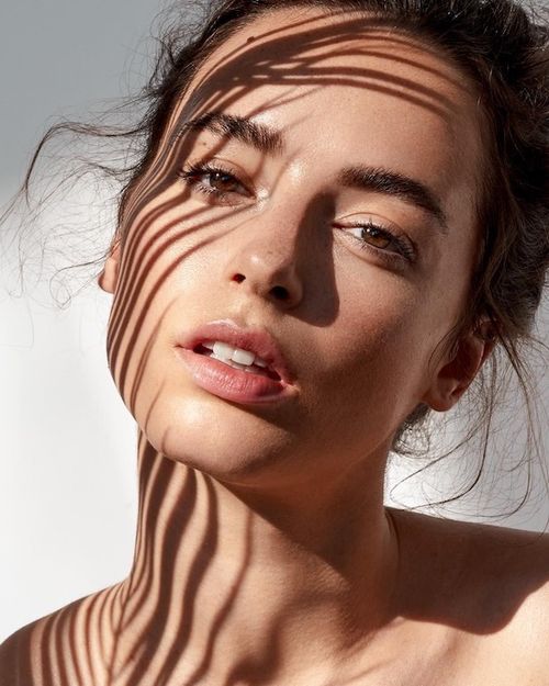 Microneedling Kundin schaut in die Kamera