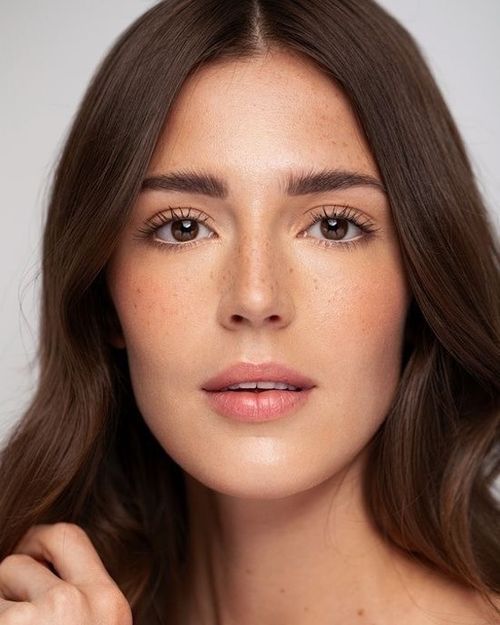 Microneedling Kundin schaut in die Kamera