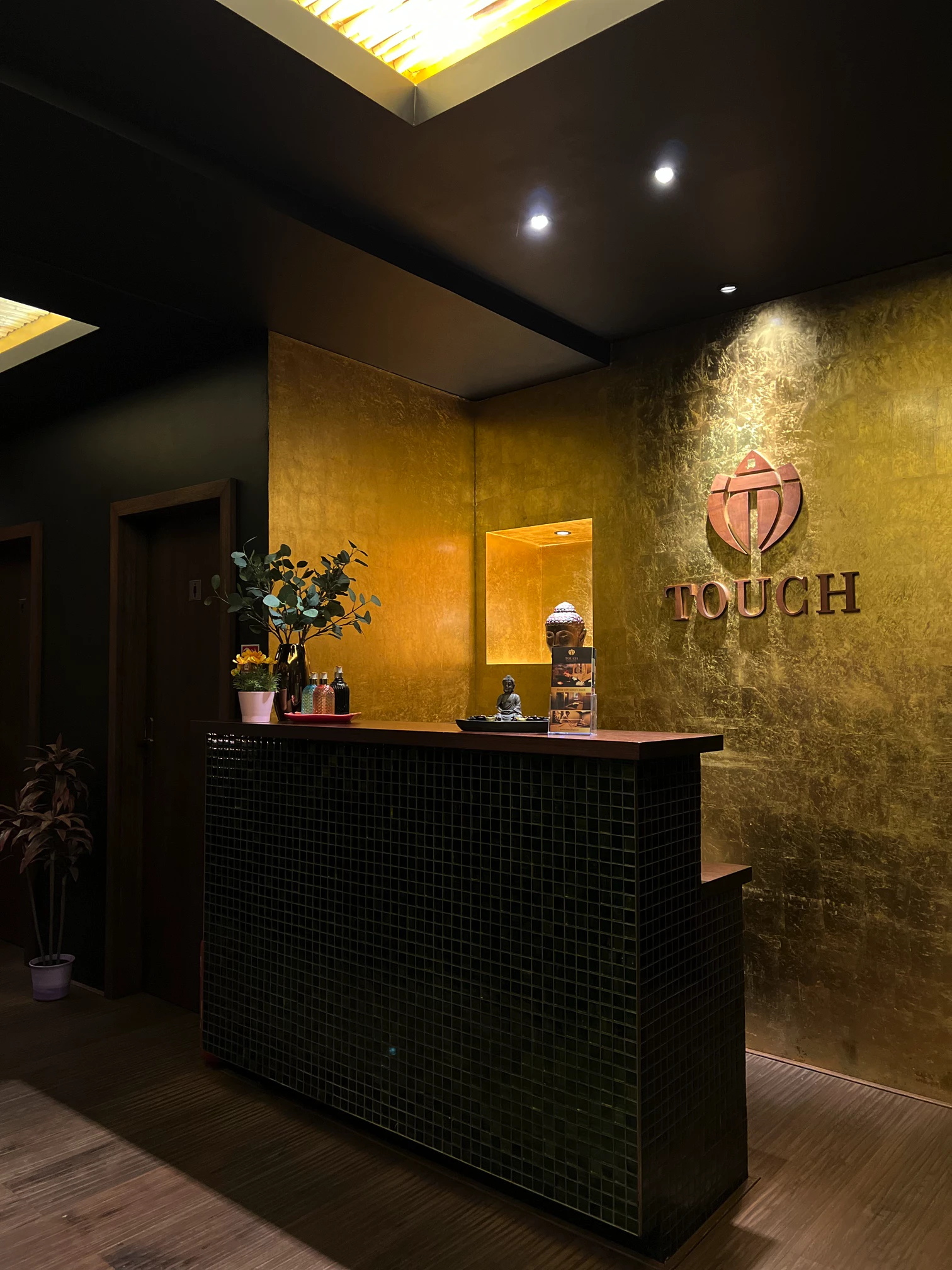Fotografie recepce masážního centra Touch Massage Center s krásným designem interiéru