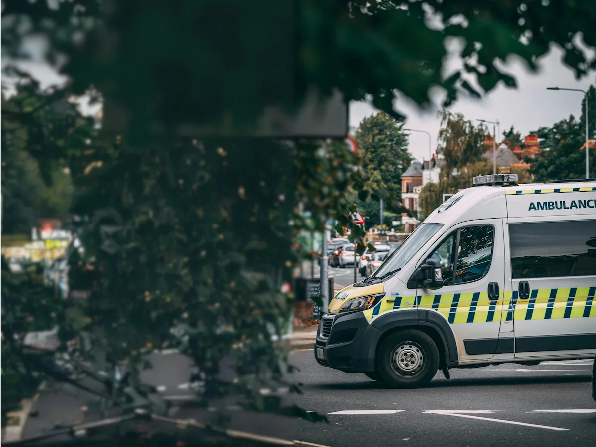 Décor avec une ambulance