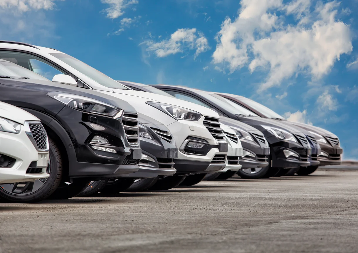 Des voiture garées les unes à côté des autres
