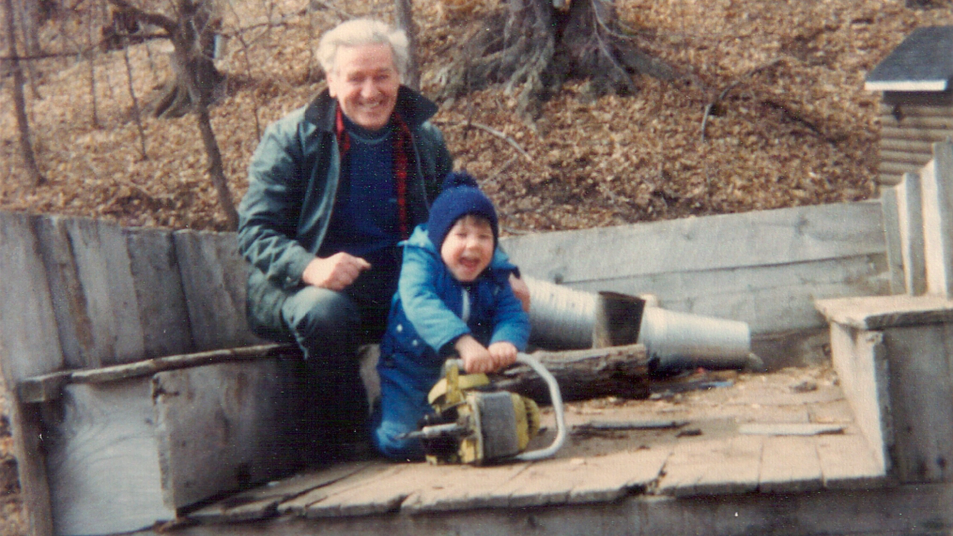 Adrien Bastien fondateur de Gazon Bastien avec son petit-fils Alexandre Bastien