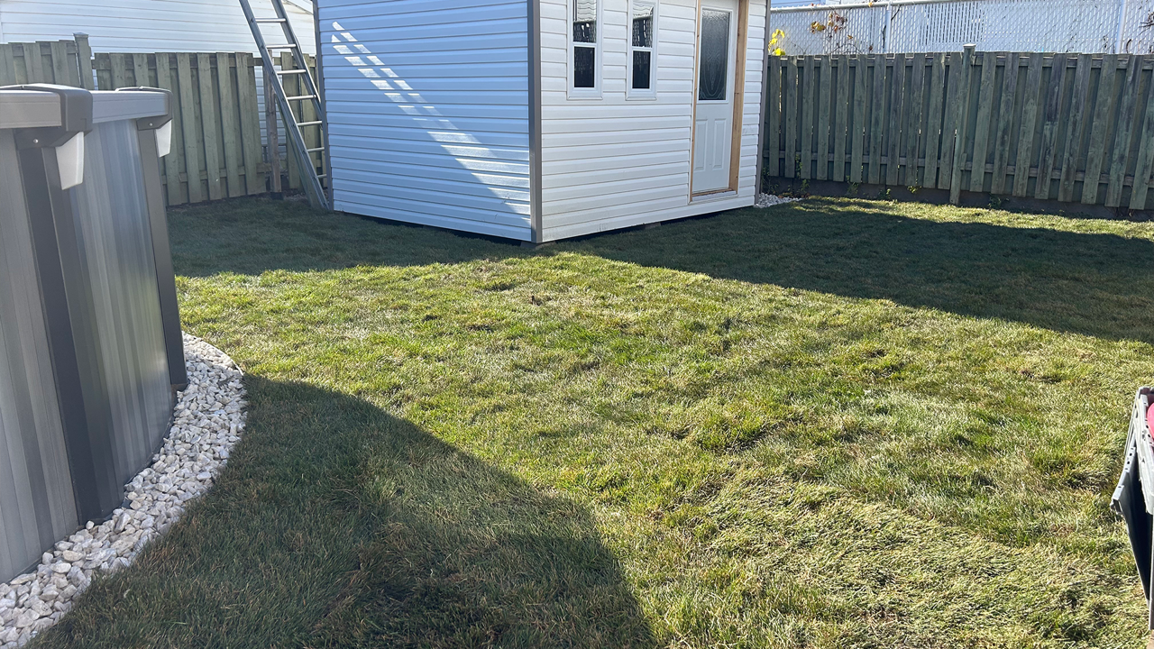 installation de tourbe dans une cour