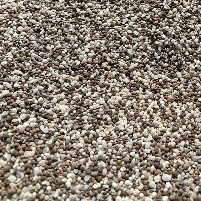 vue rapproché des billes de granules d’engrais
