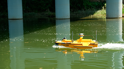 USV APACHE při inspekci mostních pilířů a přehrad