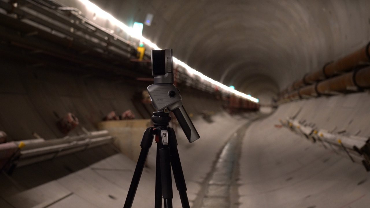 FJD Trion T1 na stativu při skenování tunelu