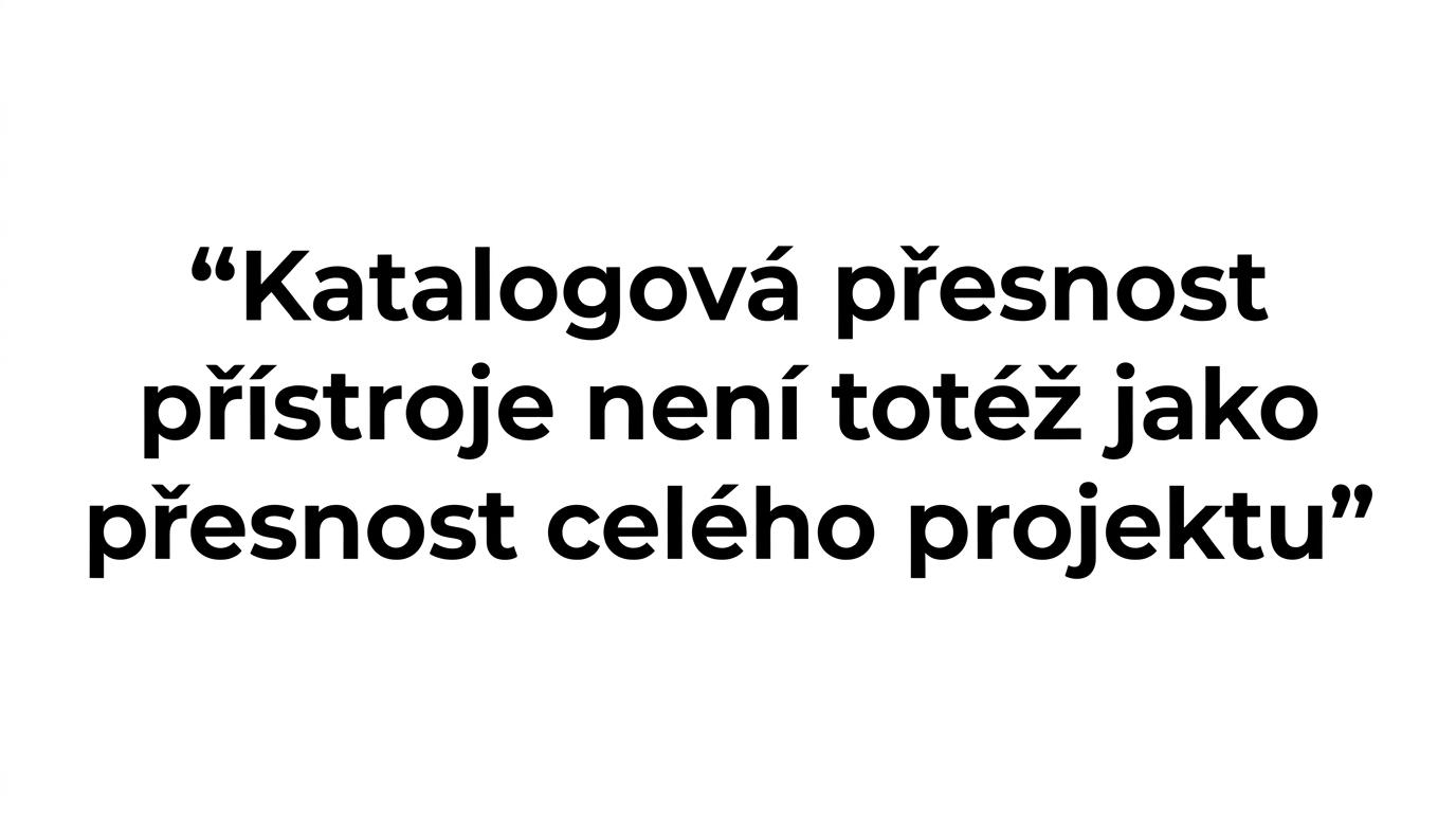 Typograficky zvýrazněný citát o rozdílu mezi přesností přístroje a přesností celého projektu.