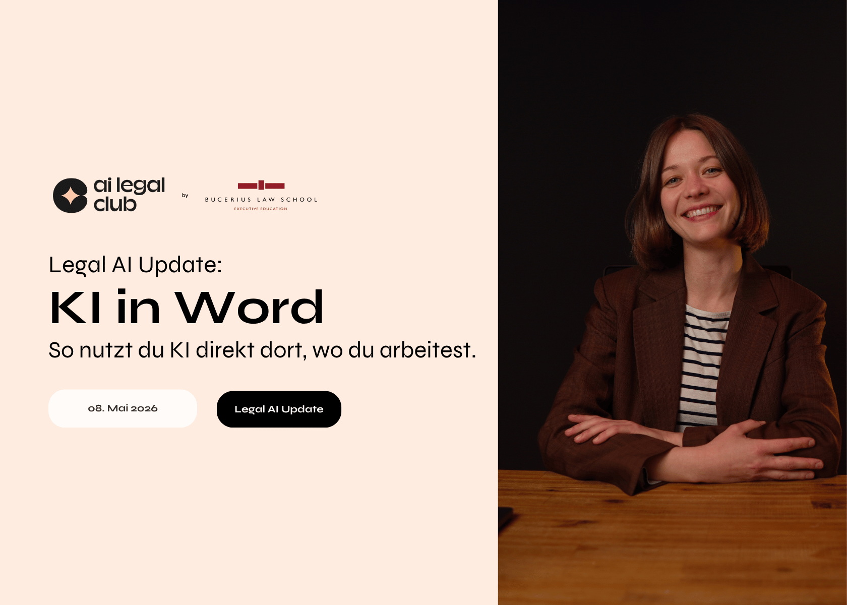 Porträt einer lächelnden Frau mit braunen Haaren, die an einem Holztisch sitzt, neben einem Text zu KI in Word von AI Legal Club und Bucerius Law School.