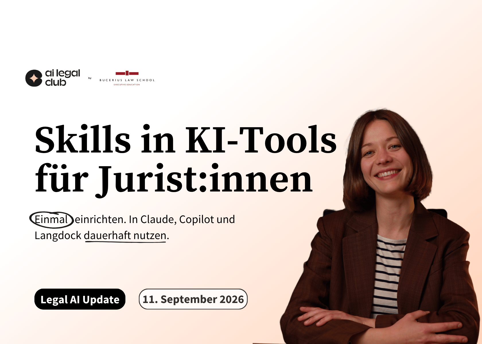 Frau in braunem Blazer und gestreiftem T-Shirt lächelt neben Text über KI-Tools für Jurist:innen.