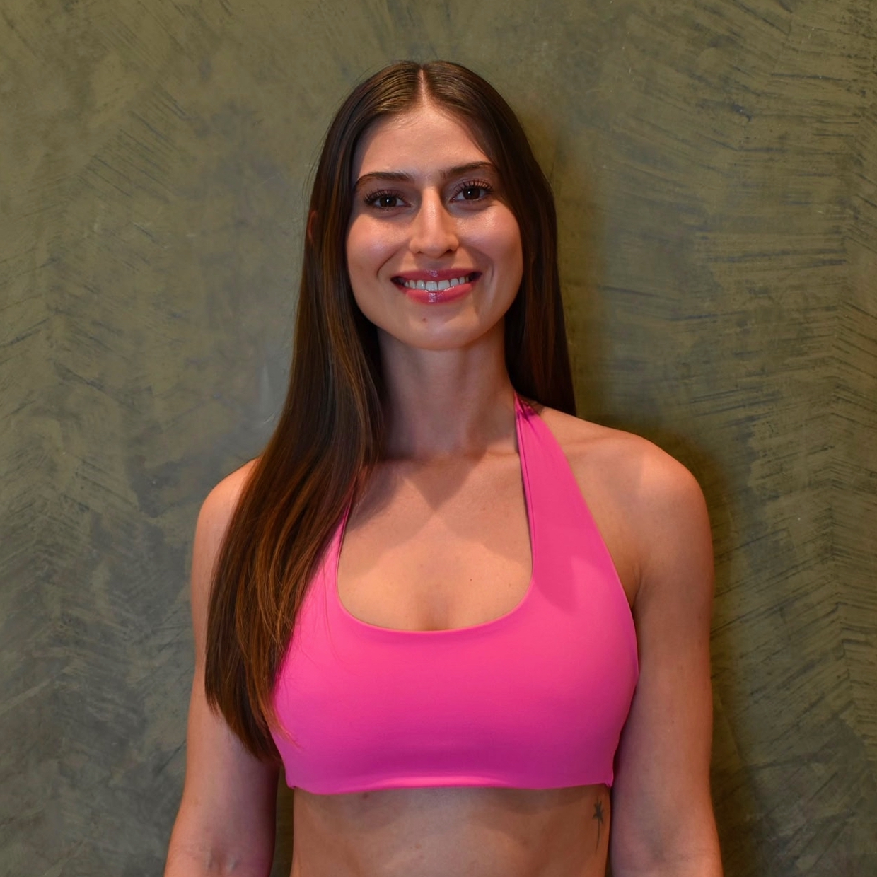 Mariana De La Cruz is a Barre, Pilates, and Sculpt instructor with a background in classical dance and mindful movement. She began her training through the Royal Academy of Dance (RAD) and went on to study Anatomy, Kinesiology, and Sports Psychology. Her certifications include Barre, Sculpt & Burn, Pound Pro, Barralates, FlowLIFT, and multiple Pilates disciplines. She is also the co-founder of Royal Barre Sculpt, a methodology combining barre, pilates, and sculpt