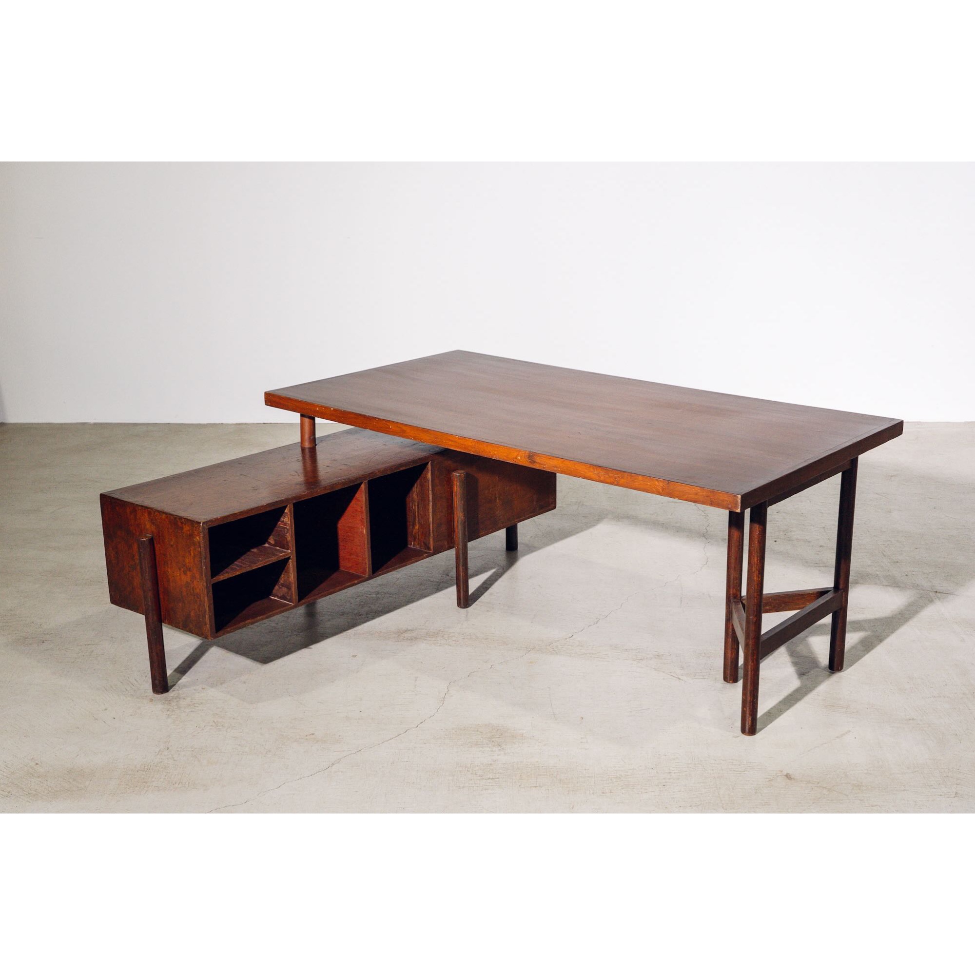 3-Part Desk With 3-Round Legs