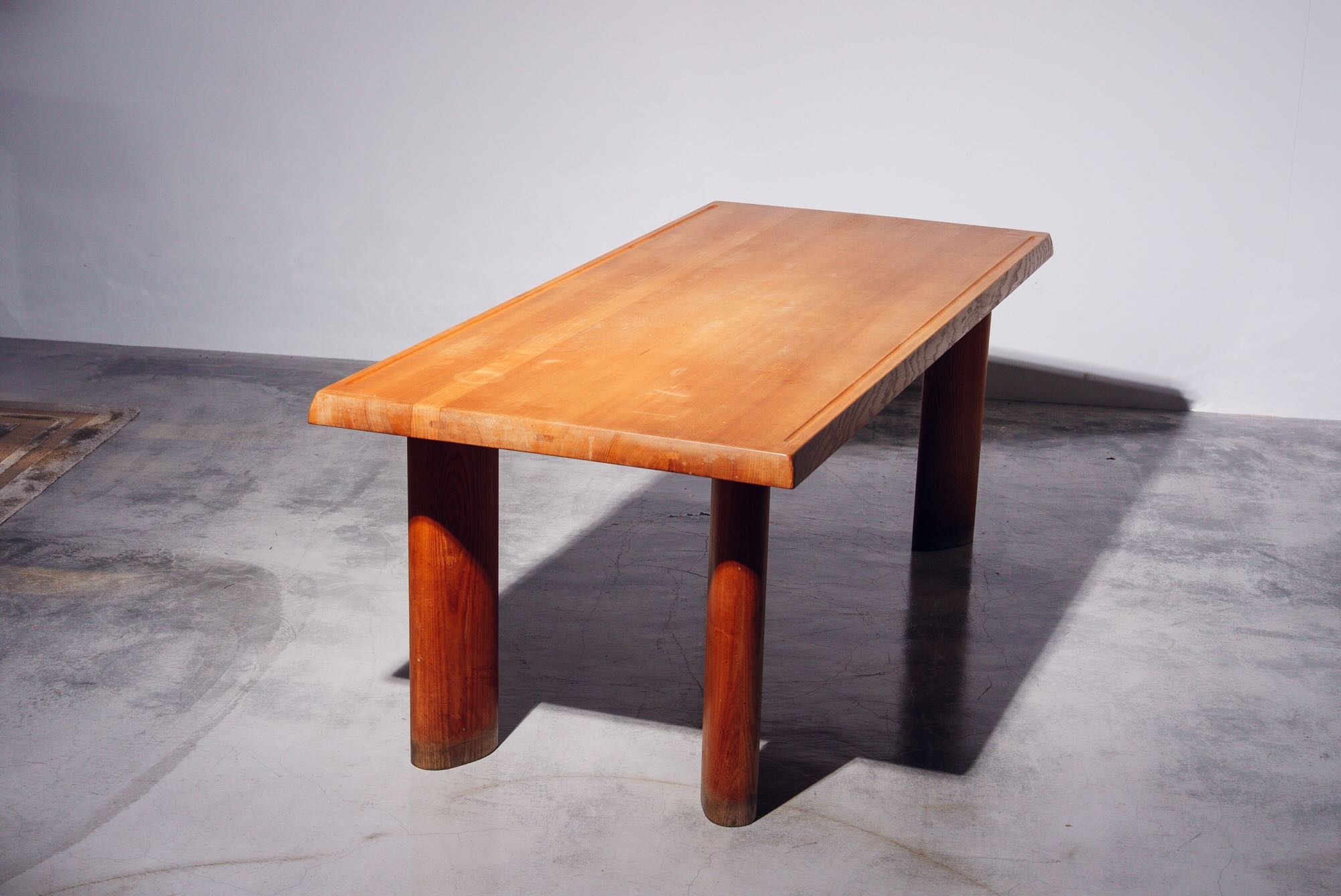 A Gorge Dining Table