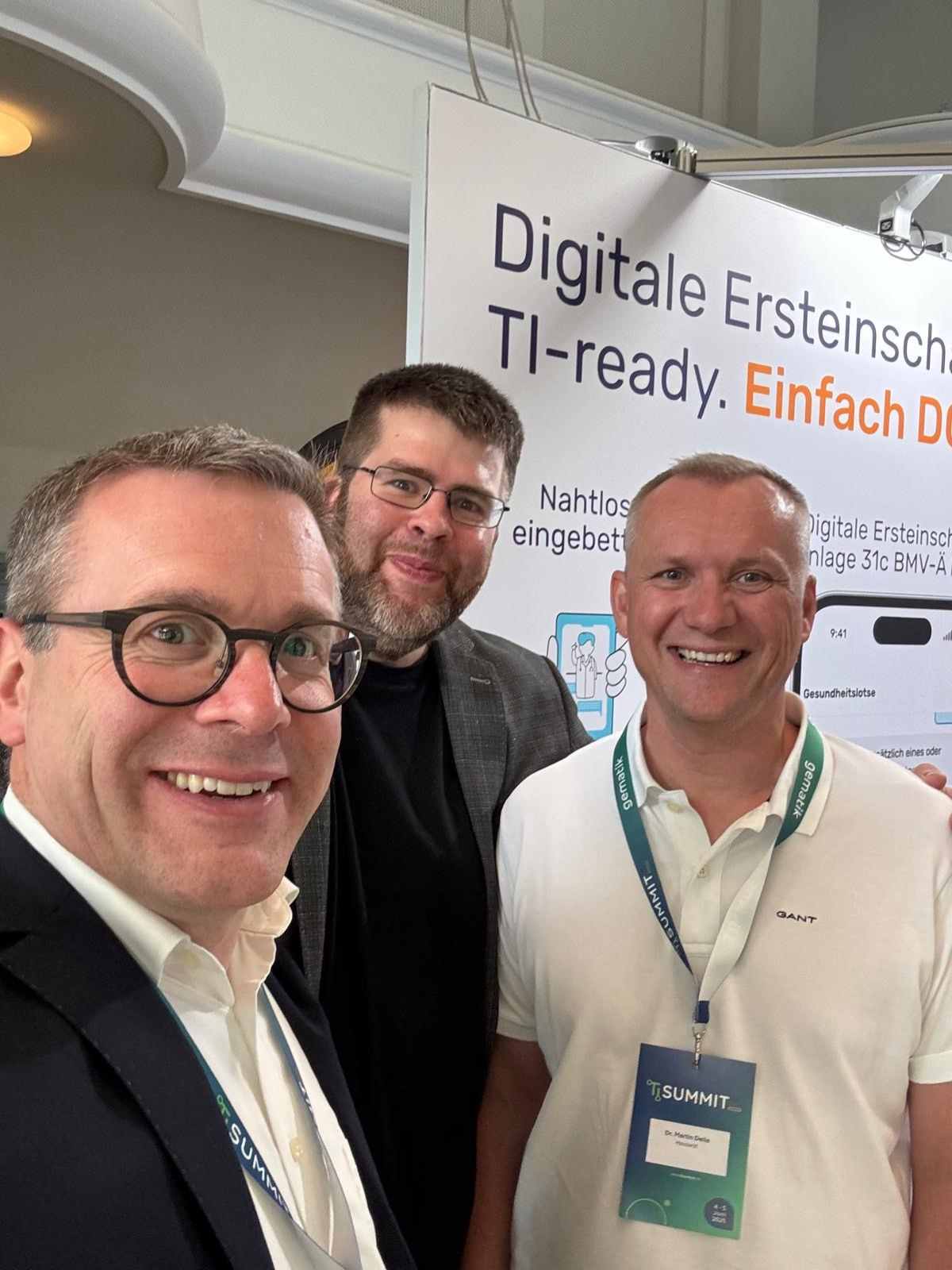 Drei Personen am Stand von DOCYET: Prof. Dr. W. von Meißner, Florian Bontrup, Dr. Martin Deile