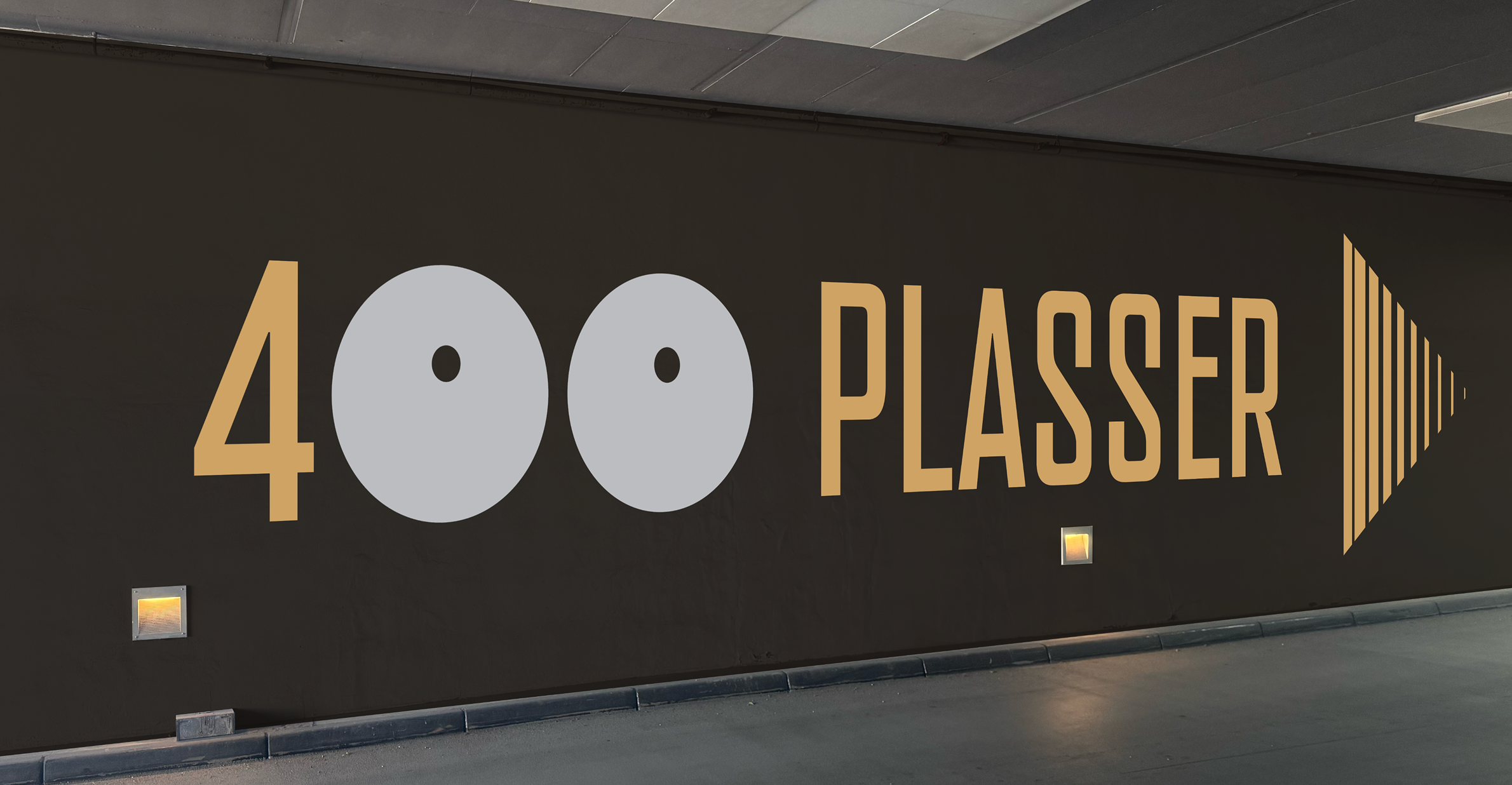 Vegg i parkeringshus med teksten "400 plasser" og pil mot høyre