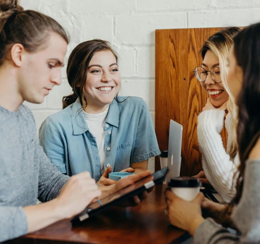 3 people having a meeting