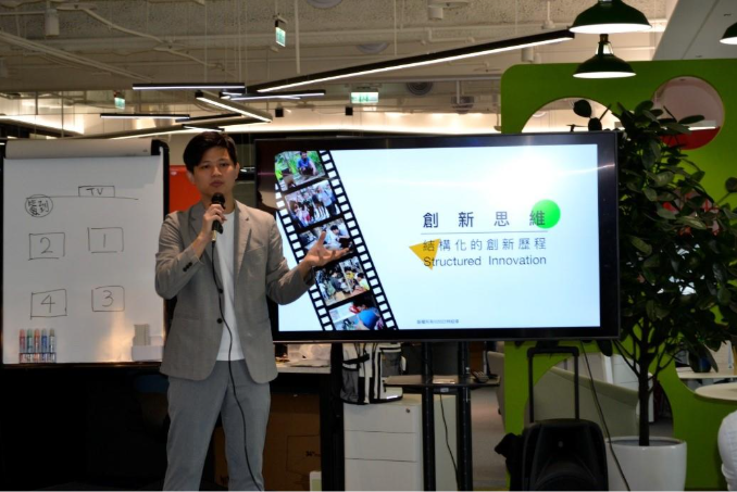 一張含有 文字, 室內, 服裝, 電腦 的圖片AI 產生的內容可能不正確。